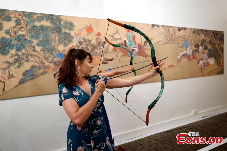 显得更具侵